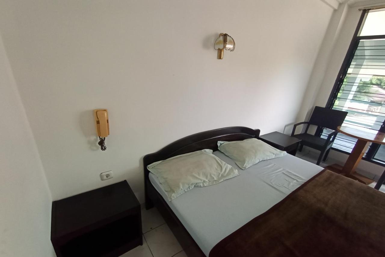 Oyo 92324 Hotel Sinar Rejeki Sukabumi Exteriör bild